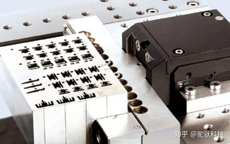 此套模具是三板模產品點進膠方式,結構非常的復雜,模具上面有多個行位